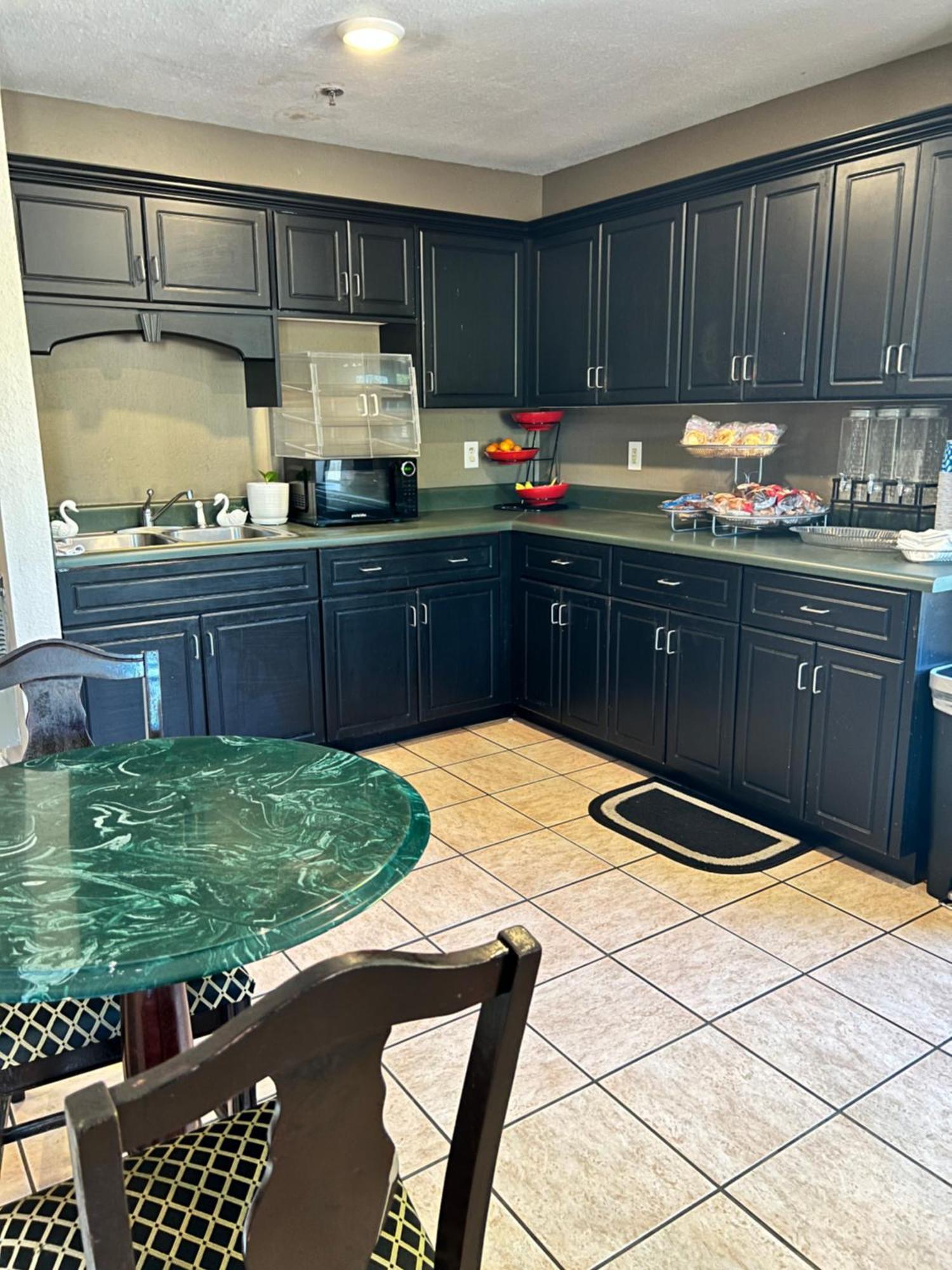 Country Hearth Inn & Suites Augusta Extérieur photo